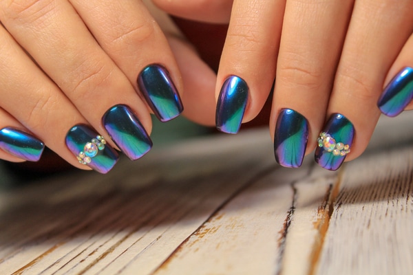 unhas metalicas e perolas